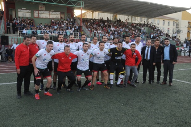 Suat Arslanboğa Cizre’de halı saha maçı yönetti