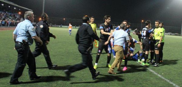 Hendek’te cezalı antrenör Hakeme saldırdı