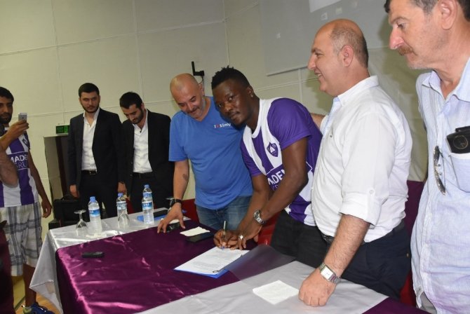 Teteh Bangura imzayı attı