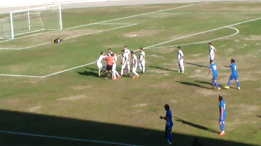 Karara itiraz eden futbolcu Hakeme yumruk attı