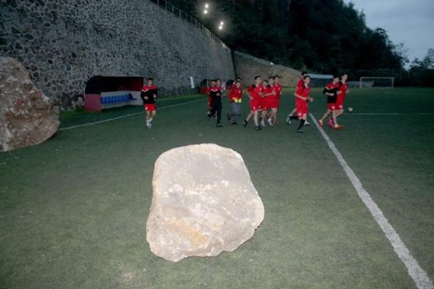 Trabzon’da amatör maç öncesi sahaya kaya düştü