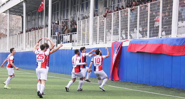 Bayrampaşa Tunaspor 9 kişi ile 3 puanı söktü