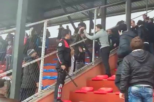 Kadınlar futbol oynadı, erkekler tribünde kavga etti