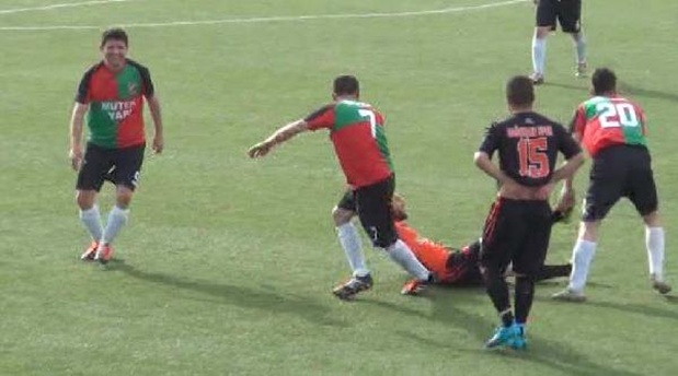 Yerde yatan futbolcuyu sürüklediler!