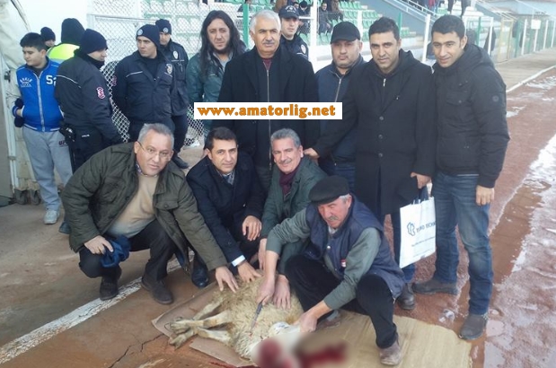 Yeşil-beyazlı yönetim maçtan önce kurban kesti
