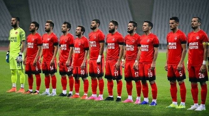 Futbolcular havalimanında kavgaya karıştı